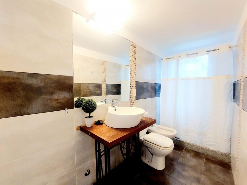 Moderno chalet en alquiler en Montoya, La Barra a una cuadra del mar.